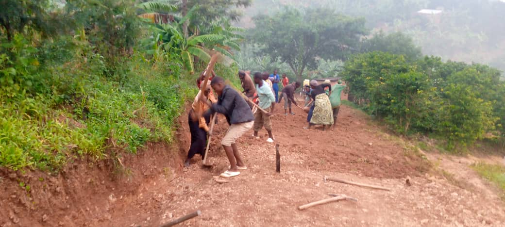 Uyu munsi abaturage bo mu kagali ka #Muzingira bakomeje Imirimo yo gukora umuhanda ubahuza n'Akagali ka #Nyagasozi. Ni umuhanda Uri gukorwa binyuze mu muganda.
<a href="/NgomaDistrict/">Ngoma District</a> 
<a href="/NIYONAGIRANath2/">𝑵𝑰𝒀𝑶𝑵𝑨𝑮𝑰𝑹𝑨 𝑵𝒂𝒕𝒉𝒂𝒍𝒊𝒆</a>
<a href="/MapambanoN/">MAPAMBANO NYIRIDANDI</a>