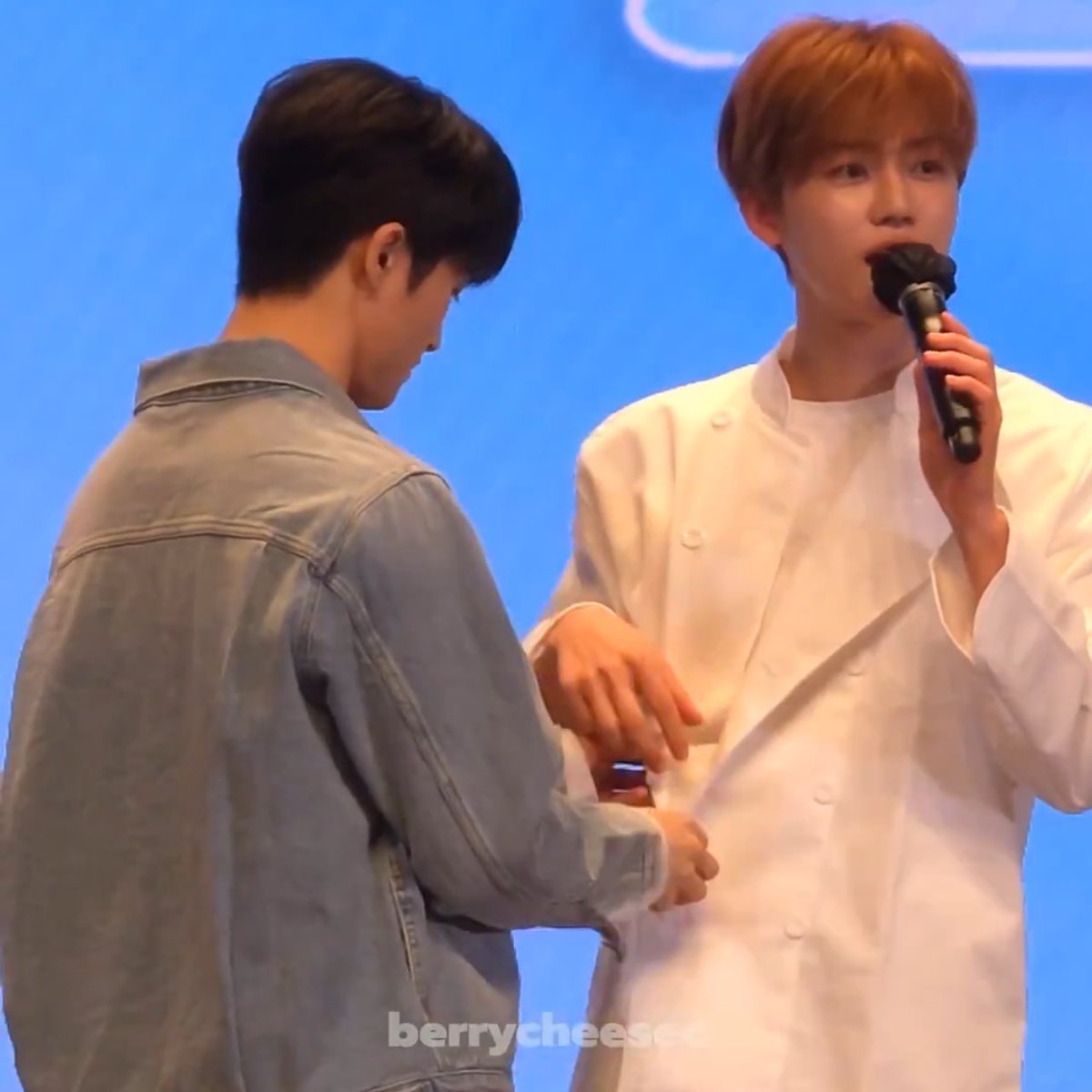 deardelion's tweet image. เค้าทำให้ดูเหมือนเปนเรื่องที่เค้าทำกันเปนปกติในชีวิตประจำวันเนอะ วันนั้นน้องแจมินช่วยบาริสต้าพี่ม้าคใส่เอี๊ยม วันนี้พี่ม้าคช่วยเชฟแจมแกะกระดุม แบร่บ นึกออกปะ ก่อนออกไปทำงานช่วยกันแต่งตัว เลิกงานก็ช่วยถอดให้สบายตัว อรืม เรื่องพวกนี้คนโสดเขาทำเองน่ะ