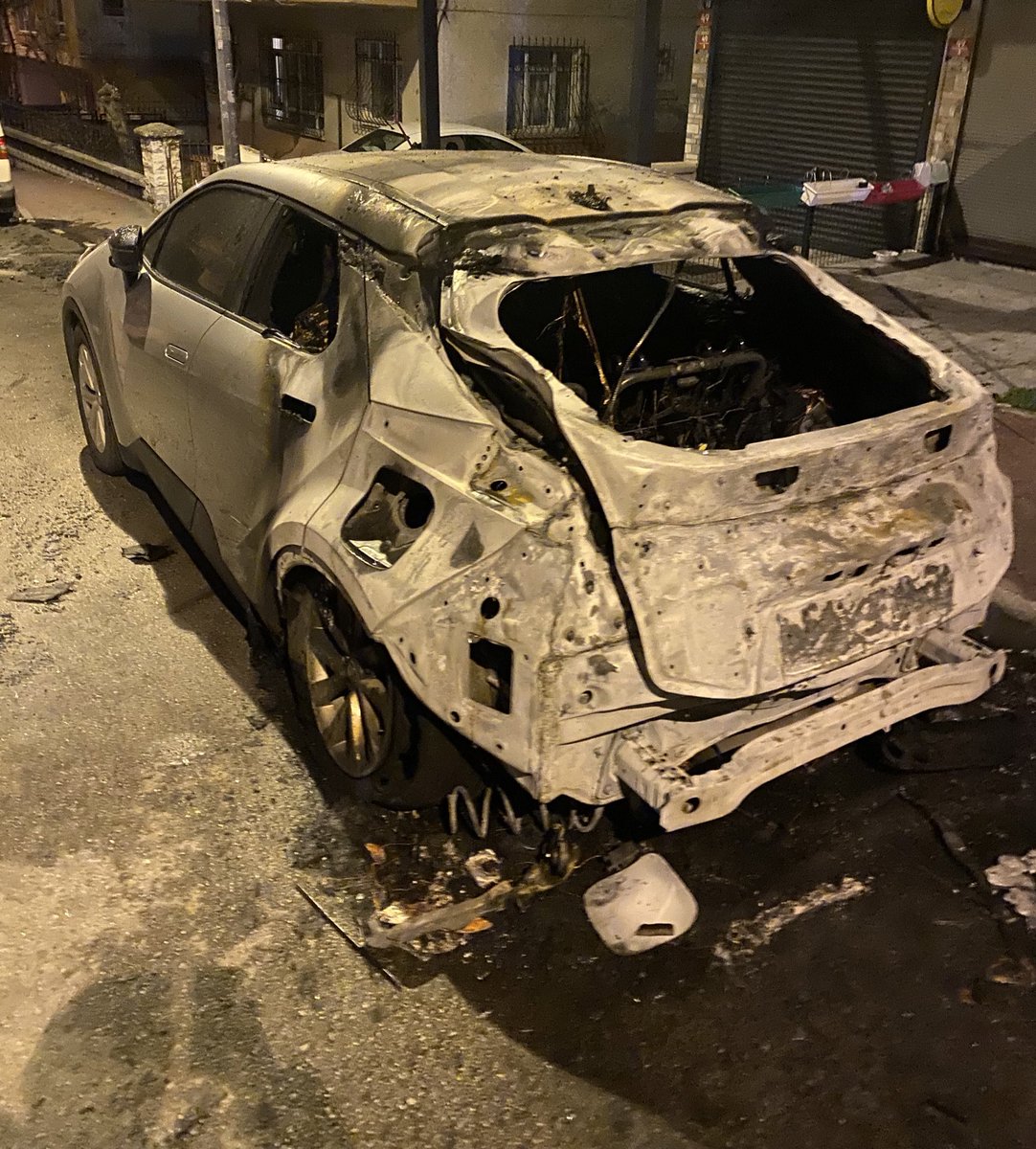 OzgnAkbas's tweet photo. 900km’de 1 ay önce aldığım, kaskolu aracım park halinde başka bir araba ile birlikte yandı. Yangının neden cıktığı bilinmiyor. Muhtemelen arkadaki araçtan bana sıçradı ve yarıya kadar yandı. Kasko süreçleri hakkında yardımcı olabilecek var mı? https://t.co/Wvjb5hmoZT