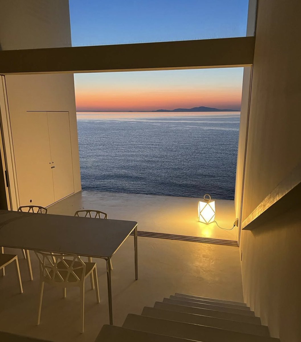 sora413s's tweet photo. 淡路島にある「S.STAIRS」って宿。
海を見渡せる大きい窓と時間が経つにつれて表情が変わる景色、反則級に良すぎる https://t.co/Cj1nrVJIAZ