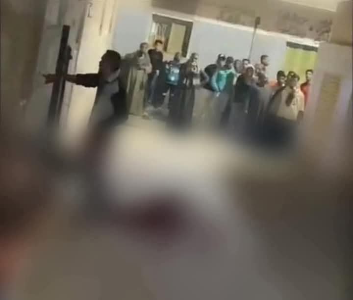 inpic0's tweet photo. جريمة في #مصر مرت مرور الكرام دون تعليق او تنديد من العلمانيين واصحاب التعايش السلمي وغيرهم فمرتكبها غير مسلم !!!!

— 
رجل نصراني يقتل رجل كبير في السن  مسلم ثم يقطع رأسه ويحمله ويتجول به  في الشارع ويشرب من دمه ويعض رأس الرجل المقتول بأسنانه ثم يقوم برسم صليب على الحائط من دم الرجل.!!!
لم نسمع :
ماهذا التطرف 
ولا ماهذا الارهاب 
ولا ماهذا الدين الوحشي 

لم نسمع لهم حتى الان همساً ولا ركزا !!!!!