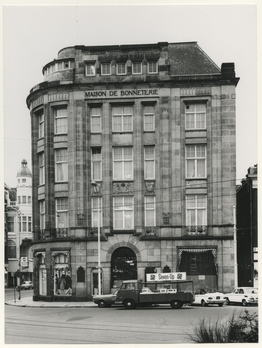 Maison de Bonneterie, wie kent het niet. Het statige warenhuis. Gelukkig is het pand nog steeds daar, alleen met een andere "bewoner"...

Foto: 1974, maker onbekend

#haagsgemeentearchief #denhaag #geschiedenis #streetsofthehague