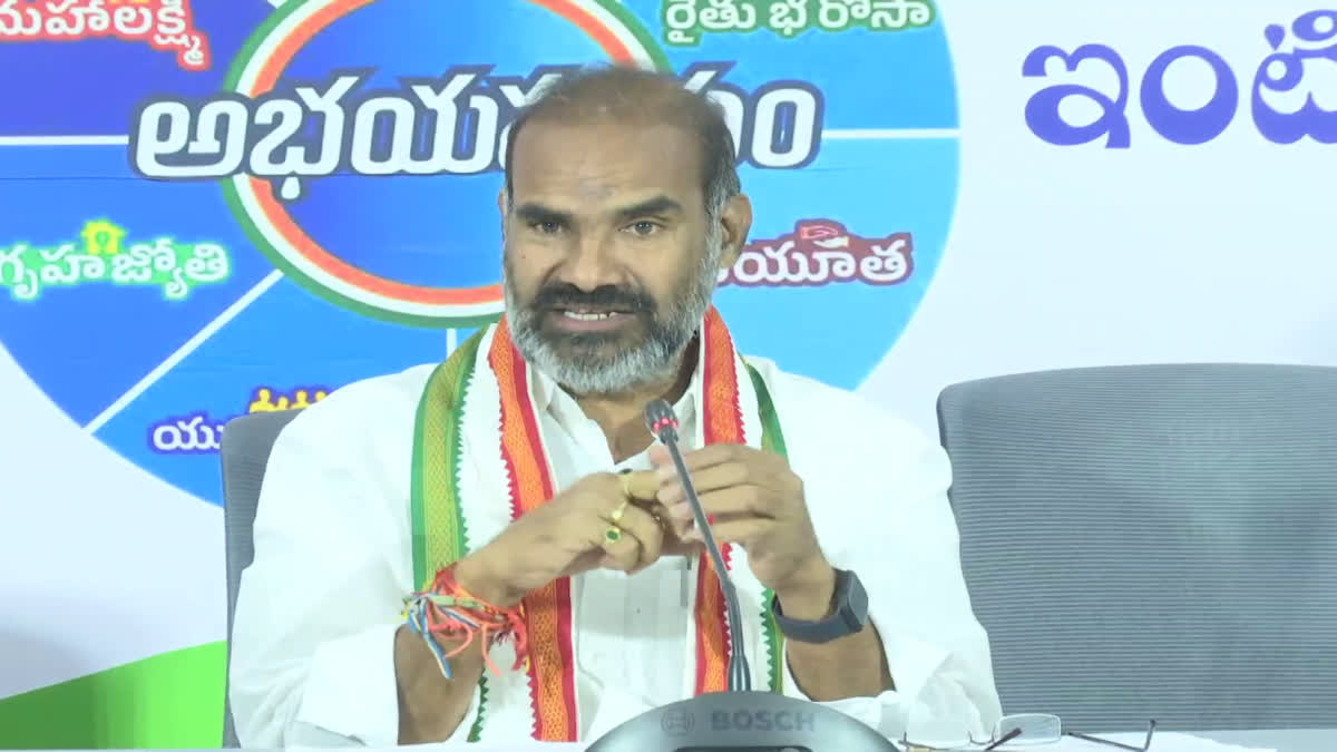 marpuvastundi's tweet photo. #Government Whip "Adi Srinivas" #stated that #CM @revanth_anumula remains committed to #handloom workers, announcing the #production of 4.6 crore #meters of sarees, to be #distributed two each to #SHG women. https://t.co/I765Bolbxe