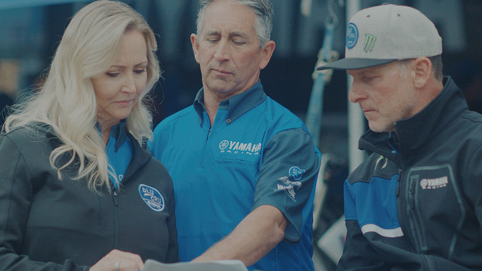 yamaha_race's tweet photo. 🎥ドキュメンタリームービー #MovingYou
「Trip of a Lifetime」公開
https://t.co/3Pybh1dWgK
世界中のヤマハ発動機グループで展開される、モータースポーツライフの支援プログラム🟦bLU cRU(ブルークルー)。
本社レース部門ではこのbLU cRUをヤングライダーたちの育成活動と位置付けています。
今年も仲間たちとともに、映像に登場する🇺🇸ジェニファー・デイビーさんの「わたしたちは製品を販売するだけの存在ではありません。ヤマハユーザーの一部であり、喜びや成功も彼らとともにあるのです」という言葉の通り、夢・目標を持つライダーたちの背中を🫷押し続ける存在になりたいと思います!
#YAMAHA #YZ125 #YZ85 #YZ65 #ヤマハが美しい #bLUcRU