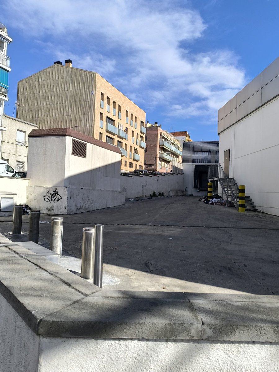 Aquesta és l'entrada de mercaderies de <a href="/lidlespana/">Lidl España</a> a #païsoscatalans #Terrassa. Aquí descarregan cada kgs de menjar, i tot el moll plè de brossa