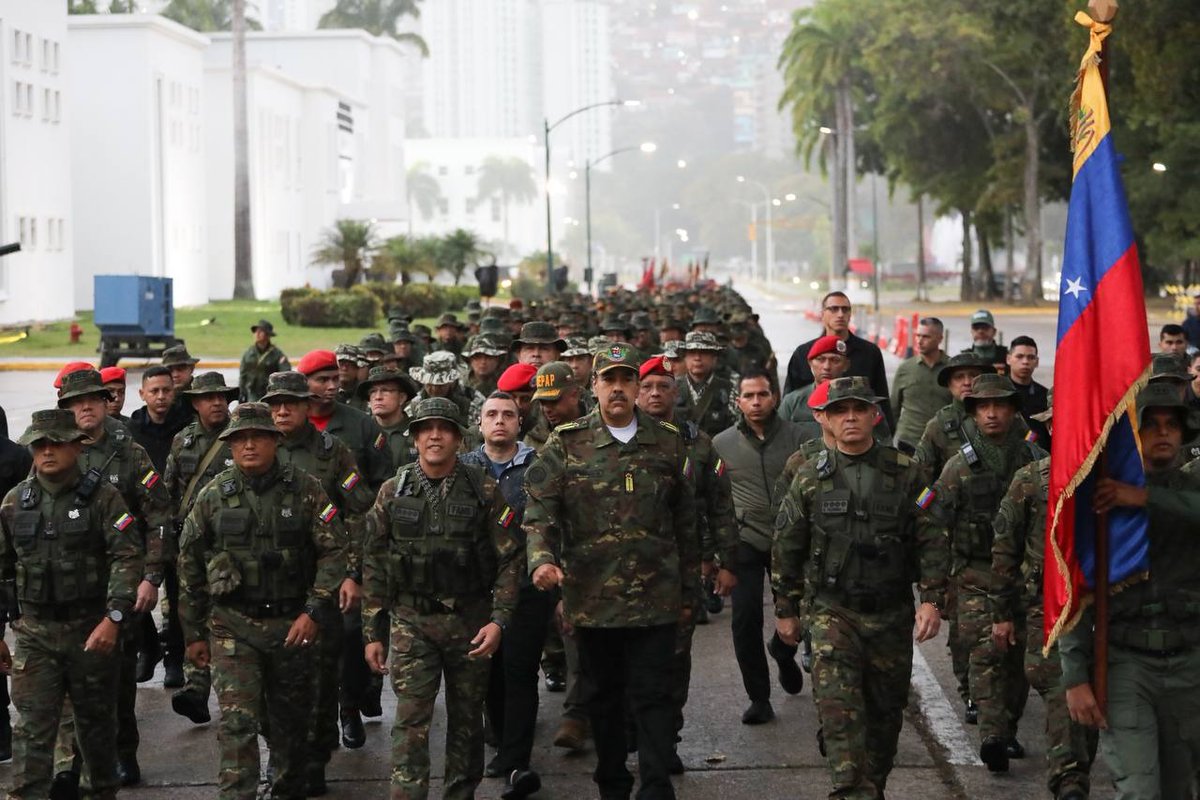 ConElMazoDando's tweet image. #LogrosYVictoriaPorLaPaz | El presidente Nicolás Maduro (@NicolasMaduro), en el Patio de Honor de la Universidad Militar Bolivariana de Venezuela, en Caracas, dio inicio al Primer Ejercicio Popular, Militar y Policial Escudo Bolivariano 2025.

&quot;Espero que el día de hoy vuelva a…