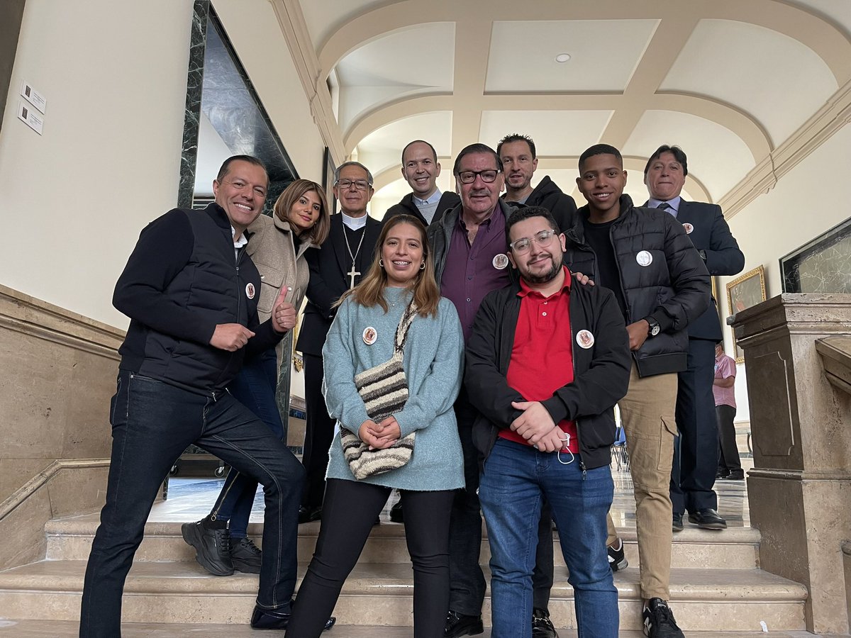 Murió mi amigo periodista Kenneth Torres. Excelente ser humano. Recibí de él varias veces el sacramento de la Comunión. Sus creencias religiosas jamás influyeron en su oficio de periodista. Fue un reportero juicioso, respetuoso, acucioso y equilibrado. Lo trataron muy mal algunos