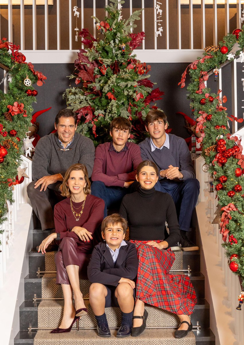 Au seuil de l’année 2025, fidèle à ma position d’héritier de la plus ancienne tradition politique française, j’adresse mes vœux de bonheur et d’espérance à tous les Français. Que l’œuvre des siècles continue !

🔀 <a href="/leJDD/">Le JDD</a> lejdd.fr/societe/les-vo…