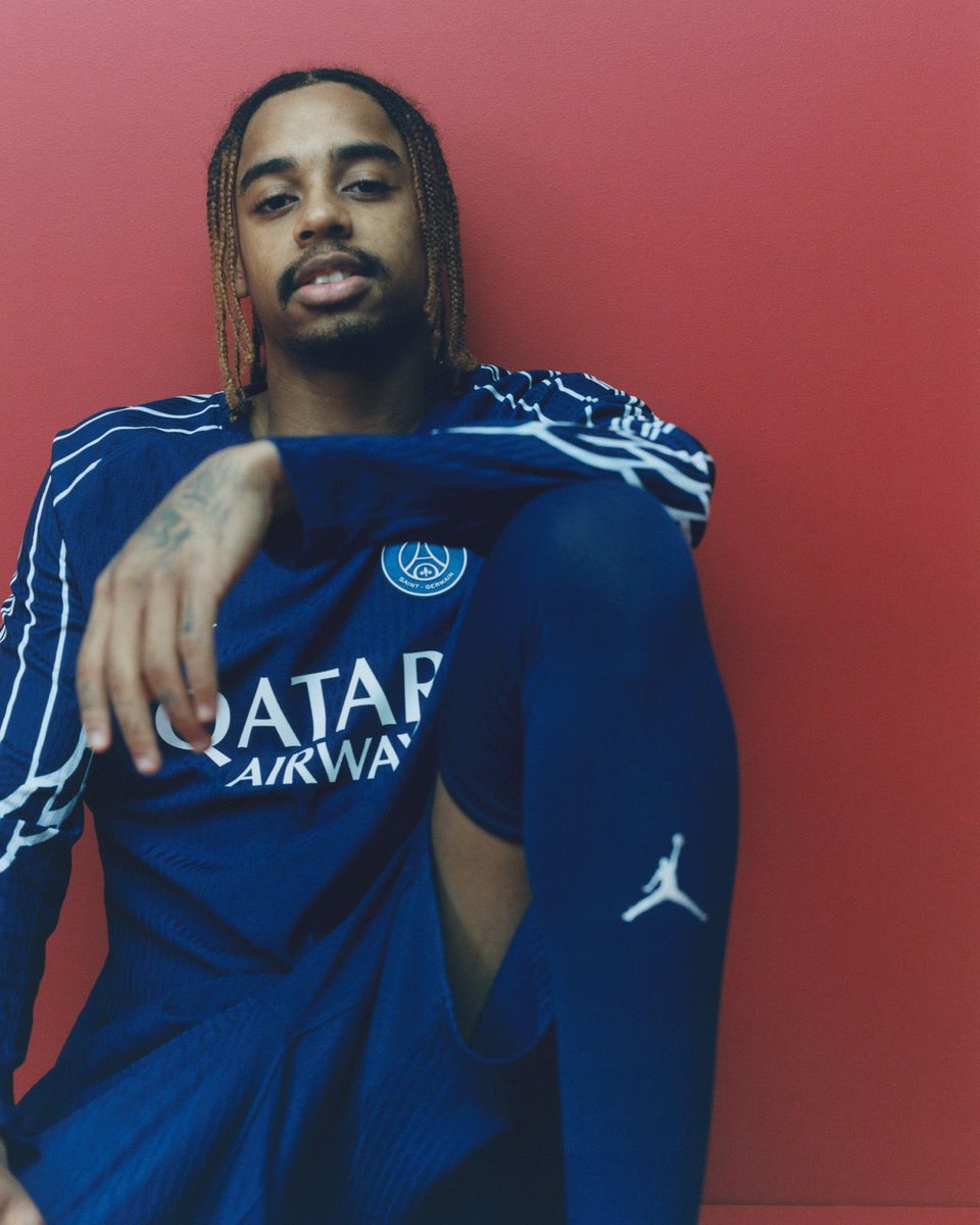 ActuFoot_'s tweet photo. 🚨 Le PSG va inaugurer son maillot FOURTH ce soir face à Manchester City. 👕❤️💙

🗞️ @lasource75006 
📸 @PSG_inside https://t.co/Q70zuQBJB4