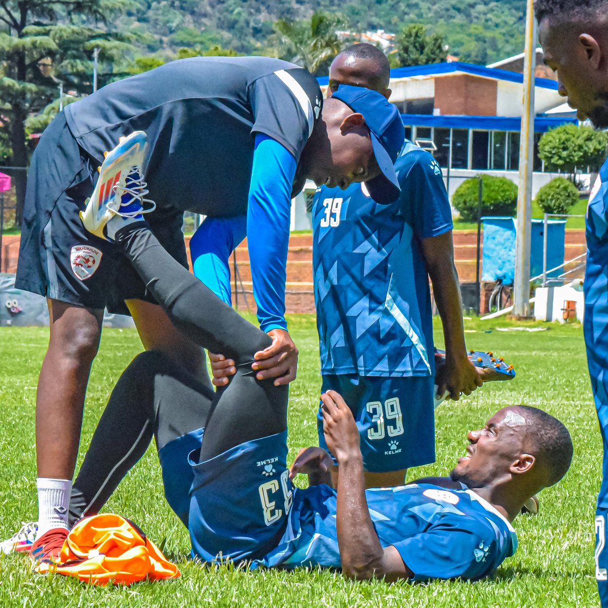 SekhukhuneFc's tweet image. “Midweek grind! 🏋️‍♂️⚽ Putting in the work this Wednesday to stay sharp and ready for our next match against @CapeTownCityFC in the Nedbank Cup. 💪🔥 #Teamwork #SoccerTraining #GameDayPrep”