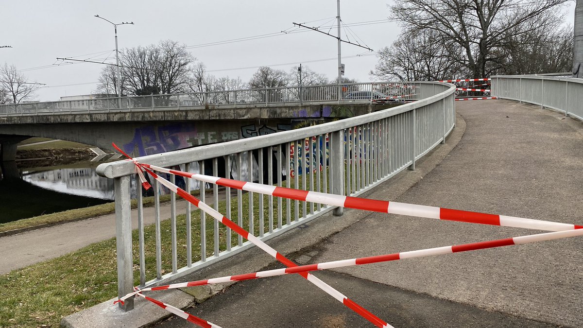 Tudy ne. Technické služby v <a href="/_HradecKralove/">Hradec Králové</a> dnes narychlo uzavřely všechna čtyři ramena mostu u soutoku. Kvůli havarijnímu stavu. Upozornil je na to <a href="/hkregion/">Královéhradecký kraj</a>. Na ten se zase obrátilo <a href="/RSD_oficialni/">ŘSD</a>, kterému most patří. Uzávěra potrvá měsíce.
