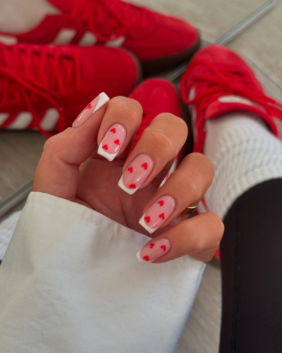 Classic White French with Red Hearts
✅ cutemanicure.com/valentine-hear…
#ValentineNails #HeartNails #NailArt #NailDesign #ValentinesDay #NailInspo #LoveNails #NailTrends #NailArtDesign #CuteNails