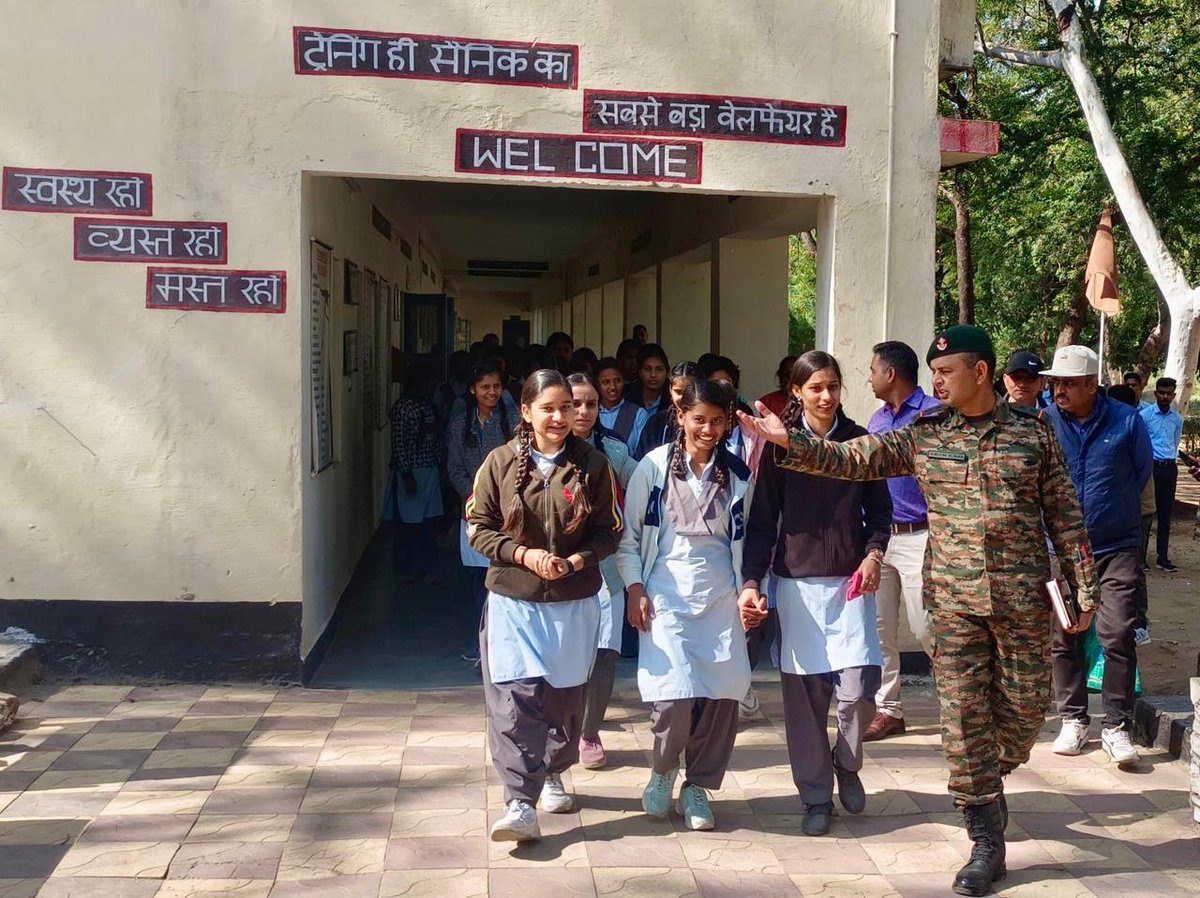 KonarkCorps's tweet photo. ‘Inspiring The Future'

#BattleAxeDivision conducted a visit for students from local Govt schools to #Udaipur Military Station. They gained first-hand insights into discipline, routine &amp; ethos of #IndianArmy &amp; were motivated to contribute towards #NationBuilding.

@IaSouthern https://t.co/oG1TctRe5D
