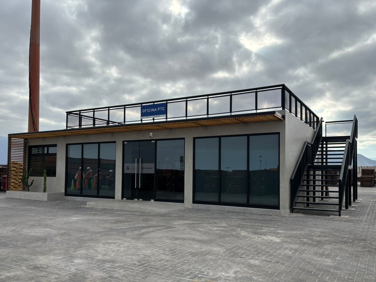 Ultraport_Chile's tweet image. ¡Inauguramos la nueva oficina del Patio de Cobre en Puerto Angamos y #UltraportAngamos! 
Este proyecto, desarrollado en colaboración con C y D Ingeniería, optimiza los espacios de trabajo, mejorando la comodidad, seguridad y eficiencia de nuestras y nuestros colaboradores.