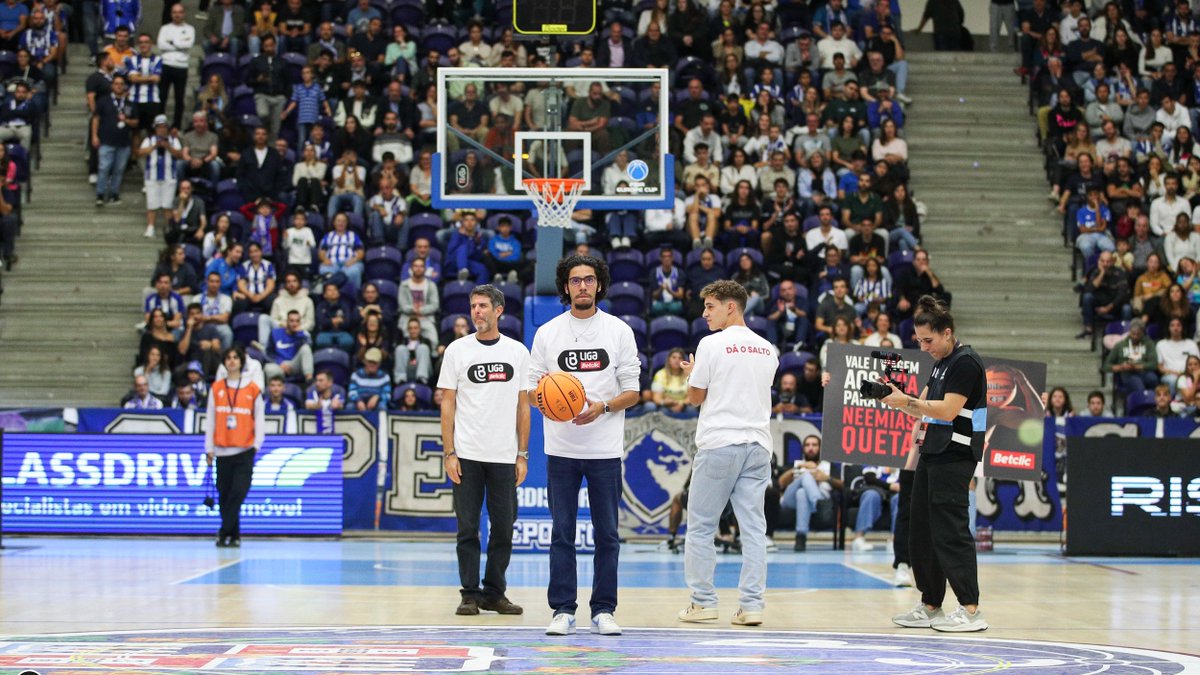 BetclicPortugal's tweet photo. 🏀🛋️ Vamos sortear bilhete duplo no Sofá Betclic para o Porto-Sporting da #LigaBetclic! Tens direito a snack, bebida e ainda 10€ de Freebets para apostares neste jogo! 

- Dá RT + Like
- Identifica quem levas contigo

1 comentário por pessoa.
Vencedor anunciado amanhã de manhã.