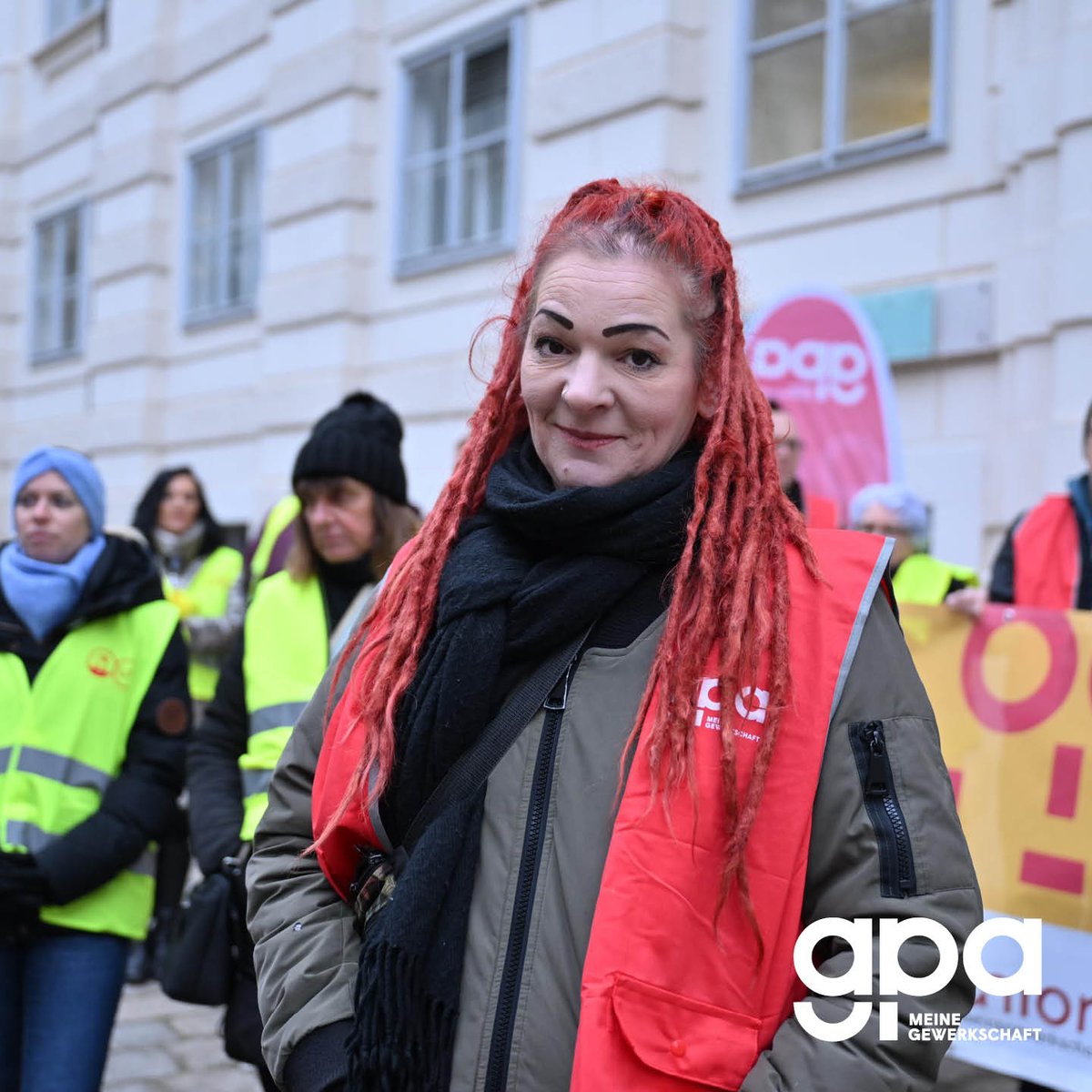 Gewerkschaft GPA (@gewerkschaftgpa) on Twitter photo Betriebsrätinnen und Betriebsräte aus dem elementaren Bildungsbereich haben heute vor dem Bildungsministerium klar gemacht: Die zukünftige Bundesregierung muss handeln! Wir brauchen für unsere Kinder einheitliche und gute Standards in ganz Österreich!
<a href="/younion_at/">younion_at</a> <a href="/gemeinsam_vida/">Gewerkschaft vida</a> Betriebsrätinnen und Betriebsräte aus dem elementaren Bildungsbereich haben heute vor dem Bildungsministerium klar gemacht: Die zukünftige Bundesregierung muss handeln! Wir brauchen für unsere Kinder einheitliche und gute Standards in ganz Österreich!
<a href="/younion_at/">younion_at</a> <a href="/gemeinsam_vida/">Gewerkschaft vida</a>