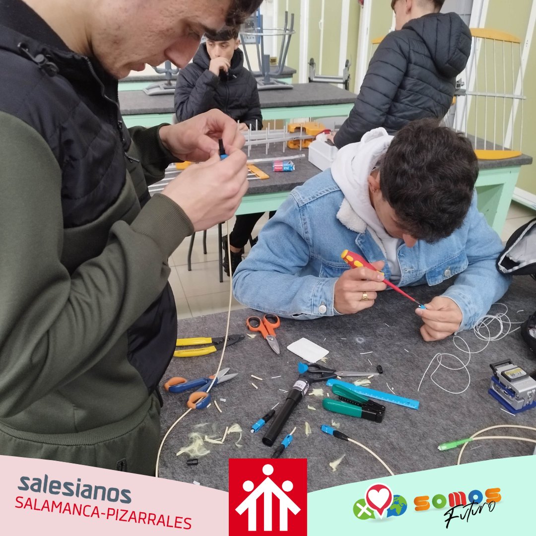 SalesianosPiza's tweet photo. Los alumnos de 2° Grado básico de electricidad y electrónica realizan un latiguillo de fibra óptica y comprueban las pérdidas con el comprobador. 

#cssj_fp 
#cssj_gb https://t.co/lf82WCL5kv