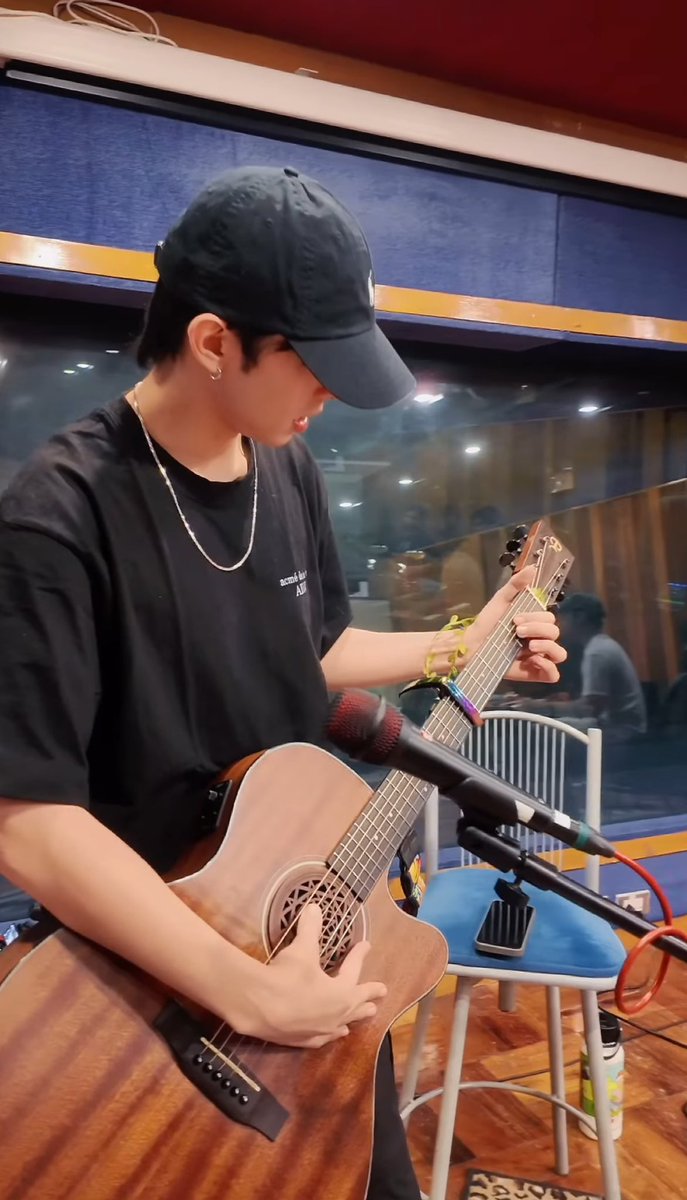 maggiekt_'s tweet photo. them guitar boyfriends 🖤🎸💚 #KENTIN https://t.co/yKpYIpmBbP