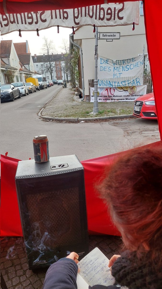 Solidarische Grüße aus der Siedlung am Steinberg. 
Gewachsene Nachbarschaft erhalten.
#ManneBleibt 
#SiedlungAmSteinberg 
#Berlin #Reinickendorf 
#Tegel 
Einen alten Baum verpflanzt man nicht
#WohnAngstMachtKrank
#RechtAufNachbarschaft 
#RechtAufSozialesUmfeld
#RechtAufWohnen