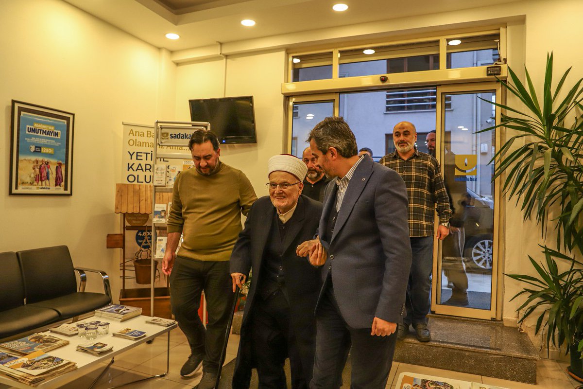 kemal_ozdal's tweet photo. #Filistin davasının sembol isimlerinden,
hayatını #Kudüs ve Mescid-i Aksa’nın korunması için feda etmiş,
İlerlemiş yaşına [ 86 ] rağmen azimle mücadelesini sürdüren,
Mescid-i Aksa İmam Hatibi Şeyh İkrime Sabri Hocamız @sadakatasi Derneğimizi ziyaret ederek bizleri onurlandırdı.

Kıymetli hocamıza bu nazik ziyareti için teşekkür ediyor Rabbimden kendilerine hayırlı uzun ömürler vermesini niyaz ediyorum .