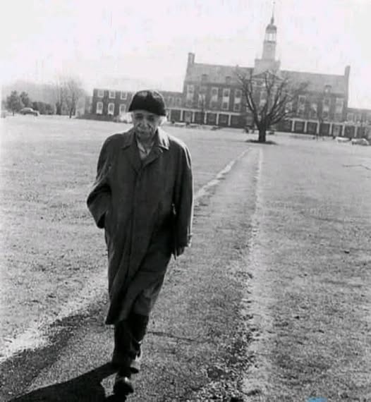 Le célèbre scientifique Albert Einstein avait pour habitude de marcher chaque jour sur une distance de 2,4 kilomètres pour se rendre à l’Université de Princeton (États-Unis) et en revenir, durant son temps passé à travailler là-bas.
Cependant, pour Einstein, cette habitude