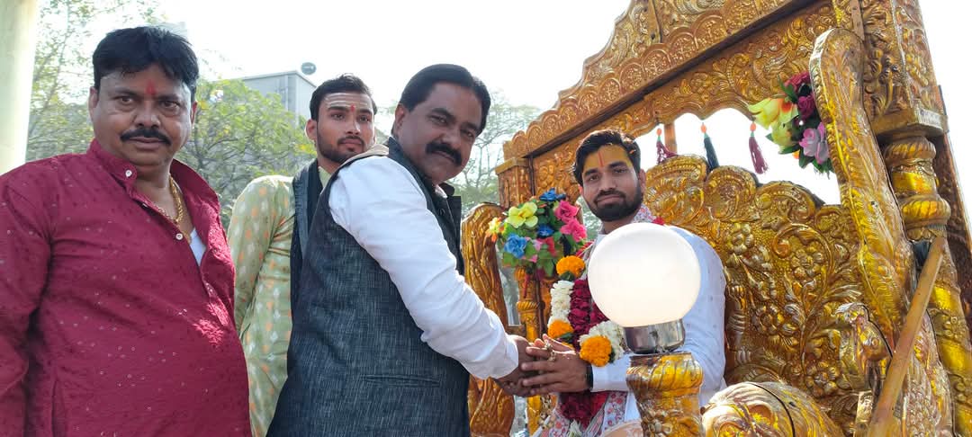 JagdishAMC's tweet photo. આજ રોજ શ્રી બાંકે બિહારી મિત્ર મંડળ દ્વારા શ્રીમદ્ ભગવદ્ સપ્તાહ નું આયોજન શિવાનંદ નગર ખાતે શરૂ કરવામાં આવી રહ્યું છે જેની કળશ યાત્રા નુ સ્વાગત કરવામાં આવ્યું. https://t.co/XbwZoBe6Hd