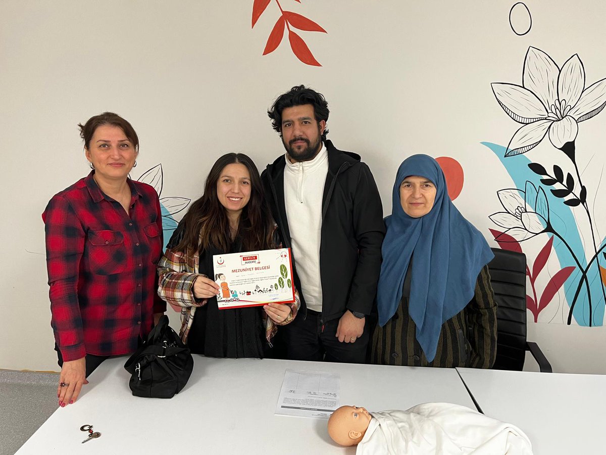 AnkaraSincanSM's tweet photo. Sincan 100. Yıl Sağlık Hizmetleri Merkezi'nde (SHM), #hemşire Nazife Kahraman tarafından #anne, #baba ve #anneanne adaylarına yönelik #gebesınıfı eğitimi verilmiştir.
Bu tür eğitimler, gebelik sürecini ve doğumu daha bilinçli yaşamak adına önemlidir. Eğitimde muhtemelen gebelik sürecinde dikkat edilmesi gerekenler, doğum öncesi hazırlıklar, doğum sonrası bakım ve bebek bakımı gibi konular ele alınmıştır.
Ayrıca, bu eğitimler genellikle anne ve baba adaylarının doğuma psikolojik olarak hazırlanmalarını, doğum sürecini anlamalarını ve bebek bakımı konusunda bilgi sahibi olmalarını amaçlar.
#gebe
#gebeeğitimi
#gebesınıfı
@ankarasincansm
@ankarailsaglik
@halksagligigm
@sincankaymakamligi
@saglikbakanligi