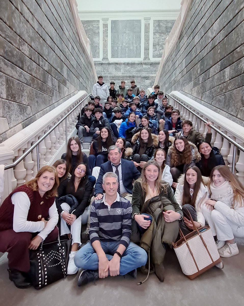 ⚖️📸 Alumnos de 4º ESO de <a href="/JesuitasBurgos/">Colegio La Merced - Jesuitas Burgos 🧡</a> visitan el Palacio de #Justicia de #Burgos y asisten a un juicio en la #Audiencia Provincial. El #magistrado Antonio Carballera resuelve sus dudas sobre el funcionamiento de la Administración de Justicia y el trabajo de los #jueces.