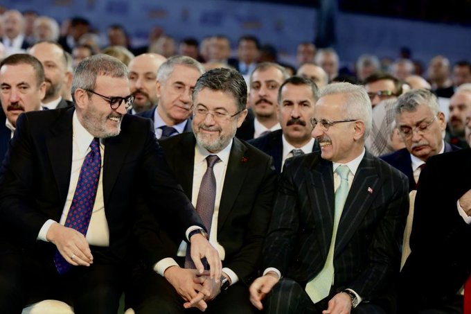 76 Yurttaşımız YANARAK CAN VERMİŞ;
Beyefendilerinin derdi Kurultay.
Allah topunuzun Belasını versin.