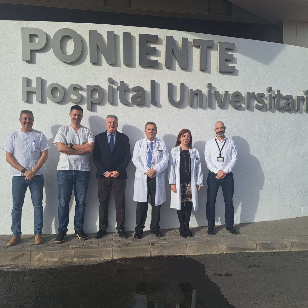 El delegado territorial de <a href="/saludand/">Consejería de Salud y Consumo</a> en Almería, 
<a href="/juanbelmena/">Juan de la Cruz Belmonte Mena</a> visita los nuevos accesos al área de Urgencias del #HUnivPoniente
La remodelación de los viales y la creación de nuevas instalaciones eléctricas han supuesto una inversión de 1,4 millones de euros
#SomosPoniente