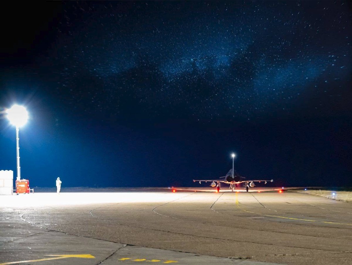 EMADmde's tweet image. Los militares 🇪🇸 del Destacamento Aéreo Táctico ‘Paznic’ #DATPaznic, desplegados en Rumanía 🇷🇴, continúan con su misión de vigilancia del espacio aéreo del flanco oriental de la Alianza. #MOPS @NATO @EjercitoAire