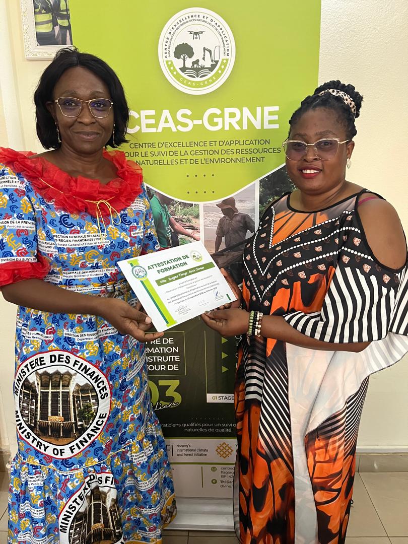 Nous sommes heureux de partager avec vous la remise de l'attestation de fin de formation et du certificat de compétence de Marie Clarissa Kengmo, issue de la cuvée 2 du CEAS-GRNE ! 📷Félicitations à l'une de nos lauréates et à tous nos diplômés !
<a href="/wriafrica/">WRI Africa</a>