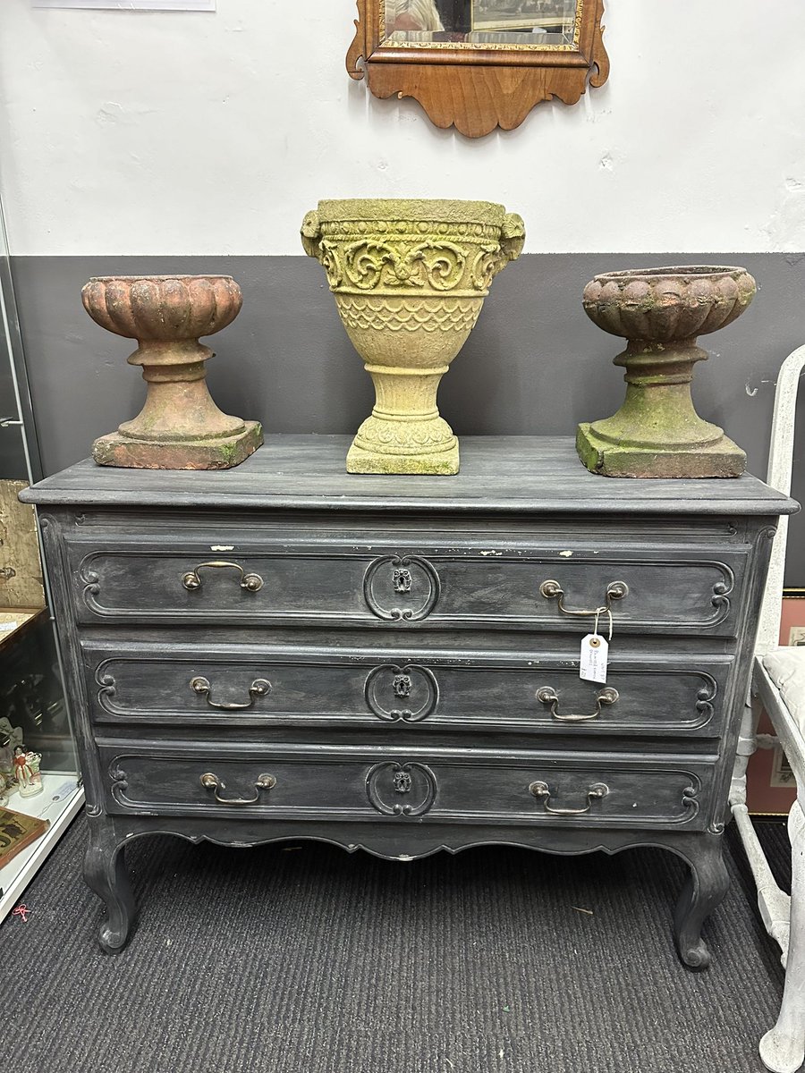 astraantiques's tweet photo. Lots of dealers in this morning with fresh stock. Pair of Victorian urns £195,stone urn 125,French drawers £225. #unit87 #victorianurns #frenchdrawers #stoneurns #newstock #astraantiquescentre #hemswell #lincolnshire https://t.co/UbJ2y7D695