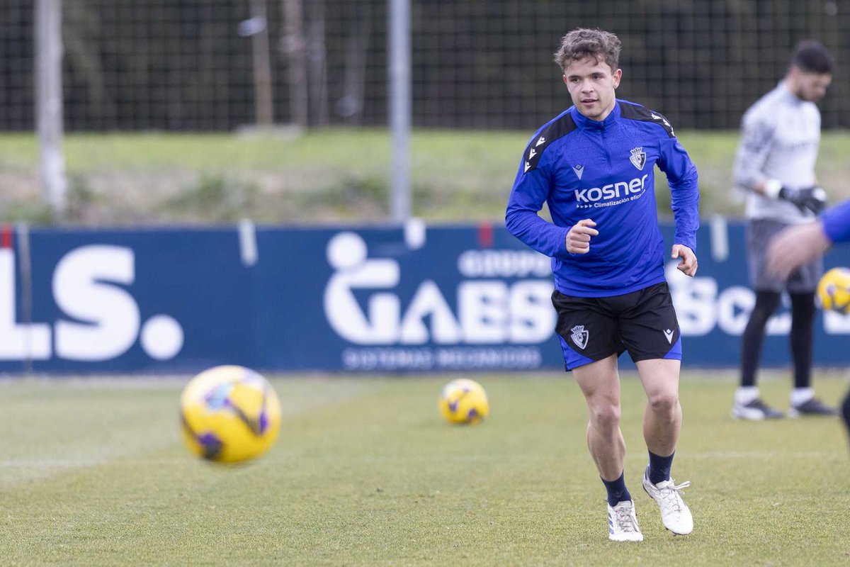 🔴🔵 #Osasuna a 2 días de visitar Las Palmas se entrena a puerta cerrada en Tajonar ya sin Nacho Vidal y con la novedad del pivote del Promesas Mauro Echegoyen. 
Con la salida del lateral derecho alicantino rumbo a Oviedo, la plantilla de Vicente Moreno se queda en 22 futbolistas