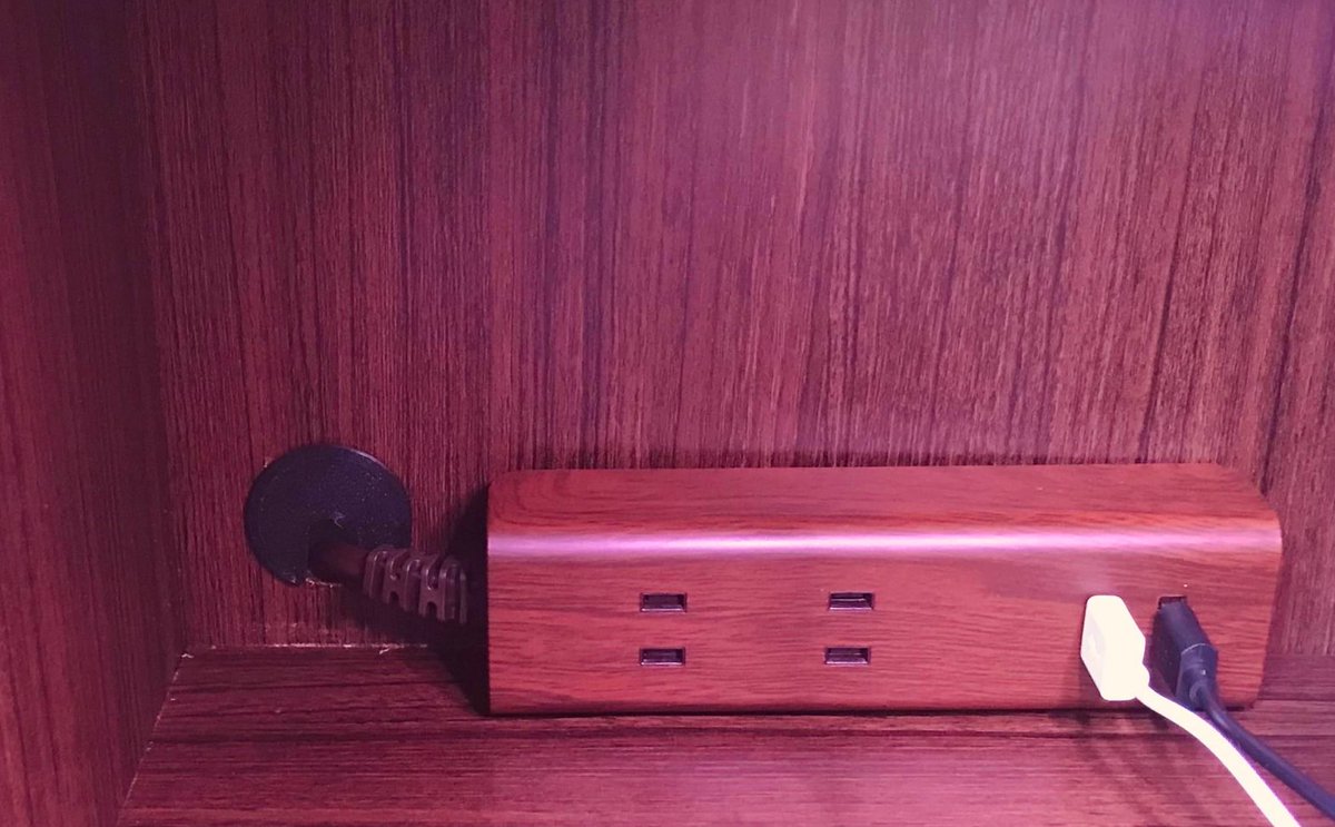 MKGaru's tweet photo. 戸棚の中に、電源コンセントとUSBポートを引き込んで便利になった！

電源タップは木目でちょうど良さそうのがあったから試してみたけれどいい感じ。https://t.co/kTFEgEc1gG  #PR https://t.co/UhY6Yd5iWx