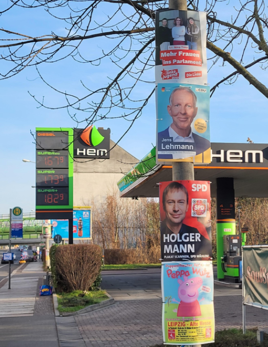 Das Kind hat gefragt, ob es auch wählen darf, eine Kandidatin kennt es aus dem Fernsehen. 😂
