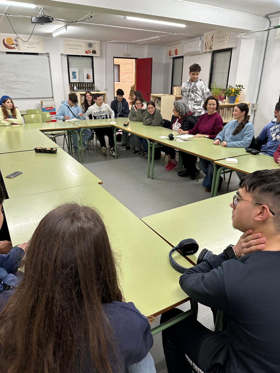 Ayer celebramos en la biblioteca del instituto la tertulia literaria para el alumnado de 4º de ESO, 1º y 2º de Bachillerato, sobre la novela “Niebla”, de Miguel de Unamuno. La tertulia estuvo dirigida por los profesores Cristina Reina, María Dolores de la Haba y Rafael Carretero