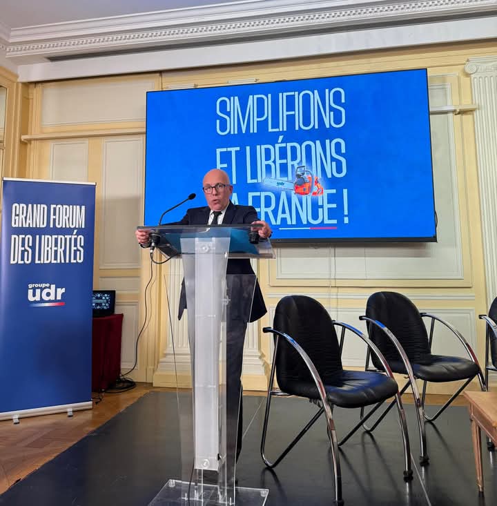 Encore un exemple de discrimination. Le pupitre inadapté  aux personnes de petites tailles!