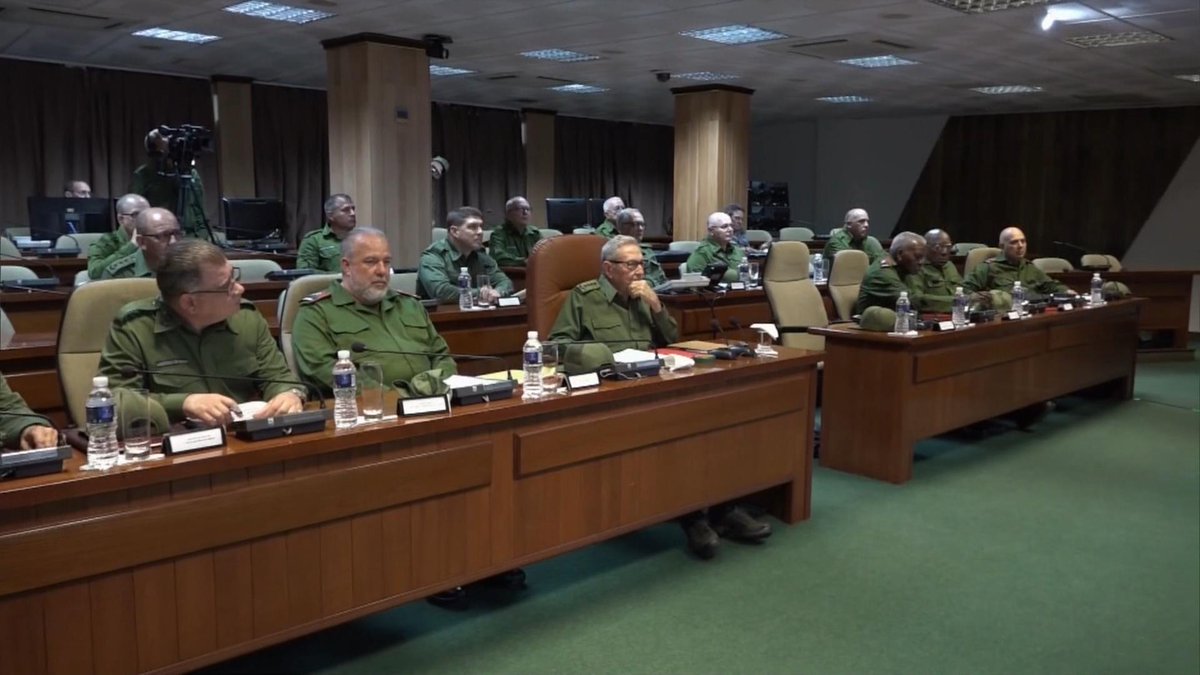 #Cuba | Con la presencia del General de Ejército Raúl Castro Ruz, el Presidente del Consejo de Defensa Nacional Miguel Díaz-Canel Bermúdez convocó hoy al pueblo cubano a desarrollar el #Bastión2024, durante miércoles, jueves y viernes
#RevoluciónCubana
#FAR
#GuerraDeTodoElPueblo