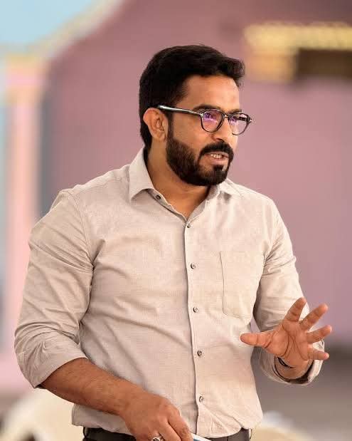 Mohammed_Sayeef's tweet image. UP में 64-65 विधायक लेकिन फिर भी सौकड़ो मुसलमानों के घरों और मस्जिदों पर हर दूसरे दिन बुलडोज़र चलते है कोई ऐसा मर्द नहीं है जो बुलडोज़र ले आखो में आखें डाल कर बात करे Proud of you Majid Hussain