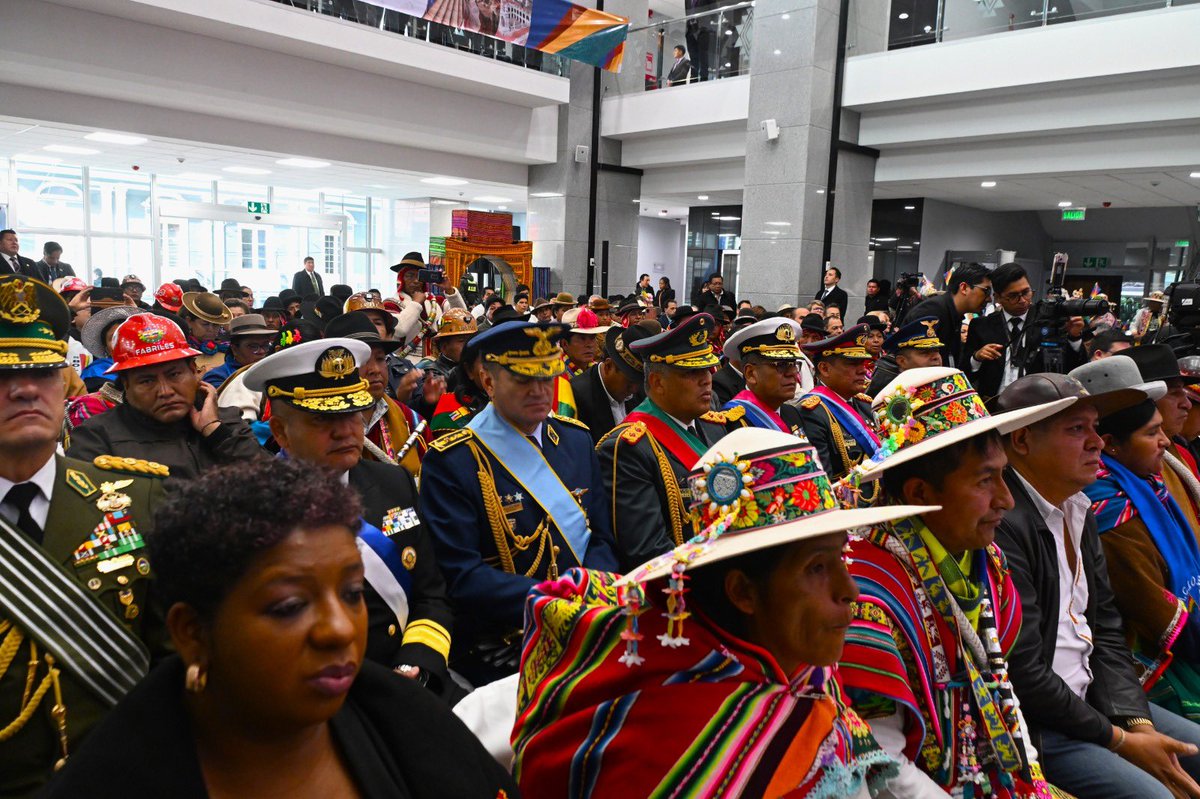 LuchoXBolivia's tweet photo. Hoy es un día muy especial. Es día del Estado Plurinacional: el símbolo y la conquista institucional quizás más importante que el pueblo boliviano se propuso construir. El Estado Plurinacional sintetiza la historia de nuestro pueblo, de las naciones indígena originarias, del pueblo afroboliviano, con sus héroes y heroínas, con sus jornadas trágicas y otras victoriosas; los anhelos de quienes nos han antecedido en la lucha por su plena independencia.

Ratifico la plena predisposición de nuestro Gobierno de facilitar espacios de concertación, diálogo y consenso entre actores políticos y sociales con el fin de fortalecer la institucionalidad y consolidar la paz social, así como nuestra segunda y definitiva independencia de Bolivia. Desde nuestro punto de vista "el pacto social" o gran acuerdo social que proponemos, contiene las siguientes líneas generales:

1. En justicia necesitamos, en los próximos meses, acordar la ruta para completar la elección de magistrados de los cinco departamentos pendientes para avanzar en las mejoras requeridas en el Sistema Judicial y cumplir con lo que manda la Constitución, tarea que está a cargo de la Asamblea Legislativa Plurinacional y el Tribunal Supremo Electoral.

2. En el área económica, necesitamos avanzar, acelerar y consolidar la industrialización con sustitución de importaciones especialmente de nuestros recursos naturales. Un gobierno pasa, pero quedará el beneficio para nuestro país y la población.

3. En lo político, este año será particularmente complejo ya que junto al festejo por el Bicentenario podría profundizarse la polarización a causa de la agenda política electoral. Es por ello que necesitamos responsablemente pensar en nuestro país, resguardar las condiciones materiales y el ambiente político para que el próximo gobierno que asuma lo haga en mejores condiciones que las que nos tocaron a nosotros a finales de 2020 y durante la gestión enfrentar un bloqueo económico de parte de la Asamblea Legislativa donde se tiene paralizados más de $us1.600 millones de financiamiento externo, saboteando no a la gestión de gobierno, sino a la economía de las familias bolivianas.

4. Sobre el resguardo de la democracia. Nosotros hemos asumido mediante voto popular y por lo mismo no nos hemos separado ni un milímetro de la CPE. Por eso es que creemos que un aspecto clave del “pacto social” es el compromiso de todos los actores de velar por elecciones generales limpias y transparentes y mantener el sistema democrático a toda costa.

5. Otro tema en extremo sensible y que debemos atender como país y por ningún motivo dejar que sea preso del debate político partidario y de mala fe es el Medio Ambiente. No quiero ahondar en la delicada situación mundial, regional y nacional en la materia por todos conocida. Solo constato que año a año padecemos desastres naturales como incendios, inundaciones, sequías y otros, producto de la crisis climática. Este año debemos estar preparados todos para enfrentar los desastres naturales en mejores condiciones y con mejores resultados.

Soy un convencido que Bolivia ya eligió resolver los problemas reafirmando su pleno compromiso con la democracia. Queda el desafío a todos los actores políticos y sociales suscribir un “pacto social” en las materias estratégicas expuestas y otras que puedan presentarse. Afortunadamente podemos decir hoy, con orgullo y a pesar de todas las vicisitudes que estemos atravesando, que somos un país digno y soberano que crece, que lucha, que trabaja, que sueña con una mejor Bolivia, que se siente orgulloso de su plurinacionalidad y que quiere festejar el Bicentenario en unidad, en democracia y en paz.

¡Jallalla las naciones indígena originarias!
¡Jallalla el pueblo afroboliviano!
¡Jallalla el Estado Plurinacional de Bolivia!