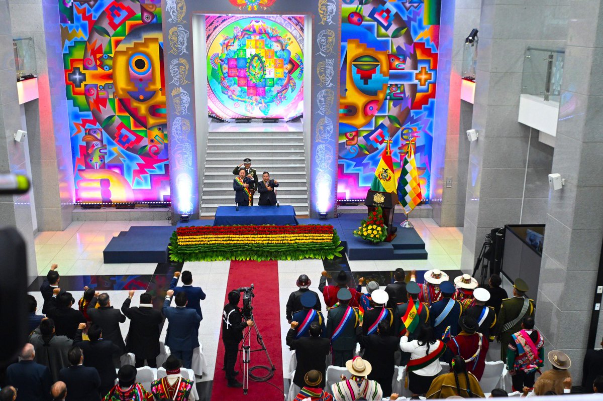 LuchoXBolivia's tweet photo. Hoy es un día muy especial. Es día del Estado Plurinacional: el símbolo y la conquista institucional quizás más importante que el pueblo boliviano se propuso construir. El Estado Plurinacional sintetiza la historia de nuestro pueblo, de las naciones indígena originarias, del pueblo afroboliviano, con sus héroes y heroínas, con sus jornadas trágicas y otras victoriosas; los anhelos de quienes nos han antecedido en la lucha por su plena independencia.

Ratifico la plena predisposición de nuestro Gobierno de facilitar espacios de concertación, diálogo y consenso entre actores políticos y sociales con el fin de fortalecer la institucionalidad y consolidar la paz social, así como nuestra segunda y definitiva independencia de Bolivia. Desde nuestro punto de vista "el pacto social" o gran acuerdo social que proponemos, contiene las siguientes líneas generales:

1. En justicia necesitamos, en los próximos meses, acordar la ruta para completar la elección de magistrados de los cinco departamentos pendientes para avanzar en las mejoras requeridas en el Sistema Judicial y cumplir con lo que manda la Constitución, tarea que está a cargo de la Asamblea Legislativa Plurinacional y el Tribunal Supremo Electoral.

2. En el área económica, necesitamos avanzar, acelerar y consolidar la industrialización con sustitución de importaciones especialmente de nuestros recursos naturales. Un gobierno pasa, pero quedará el beneficio para nuestro país y la población.

3. En lo político, este año será particularmente complejo ya que junto al festejo por el Bicentenario podría profundizarse la polarización a causa de la agenda política electoral. Es por ello que necesitamos responsablemente pensar en nuestro país, resguardar las condiciones materiales y el ambiente político para que el próximo gobierno que asuma lo haga en mejores condiciones que las que nos tocaron a nosotros a finales de 2020 y durante la gestión enfrentar un bloqueo económico de parte de la Asamblea Legislativa donde se tiene paralizados más de $us1.600 millones de financiamiento externo, saboteando no a la gestión de gobierno, sino a la economía de las familias bolivianas.

4. Sobre el resguardo de la democracia. Nosotros hemos asumido mediante voto popular y por lo mismo no nos hemos separado ni un milímetro de la CPE. Por eso es que creemos que un aspecto clave del “pacto social” es el compromiso de todos los actores de velar por elecciones generales limpias y transparentes y mantener el sistema democrático a toda costa.

5. Otro tema en extremo sensible y que debemos atender como país y por ningún motivo dejar que sea preso del debate político partidario y de mala fe es el Medio Ambiente. No quiero ahondar en la delicada situación mundial, regional y nacional en la materia por todos conocida. Solo constato que año a año padecemos desastres naturales como incendios, inundaciones, sequías y otros, producto de la crisis climática. Este año debemos estar preparados todos para enfrentar los desastres naturales en mejores condiciones y con mejores resultados.

Soy un convencido que Bolivia ya eligió resolver los problemas reafirmando su pleno compromiso con la democracia. Queda el desafío a todos los actores políticos y sociales suscribir un “pacto social” en las materias estratégicas expuestas y otras que puedan presentarse. Afortunadamente podemos decir hoy, con orgullo y a pesar de todas las vicisitudes que estemos atravesando, que somos un país digno y soberano que crece, que lucha, que trabaja, que sueña con una mejor Bolivia, que se siente orgulloso de su plurinacionalidad y que quiere festejar el Bicentenario en unidad, en democracia y en paz.

¡Jallalla las naciones indígena originarias!
¡Jallalla el pueblo afroboliviano!
¡Jallalla el Estado Plurinacional de Bolivia!