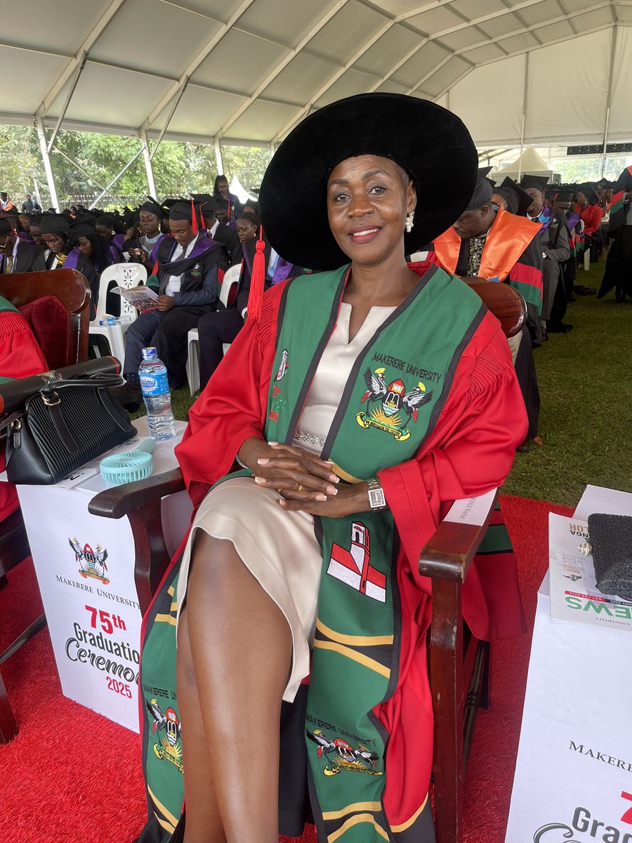 Edward1Twahirwa's tweet photo. This is the Dean of Students @Makerere, she recently graduated in the #Mak75thGrad as a PhD holder, now a full doctor.
This goes to all recent graduates, you see this lady who is successful and and most of us look up to her, she is not settling for less.
1/2 https://t.co/fZN5GgmRzS