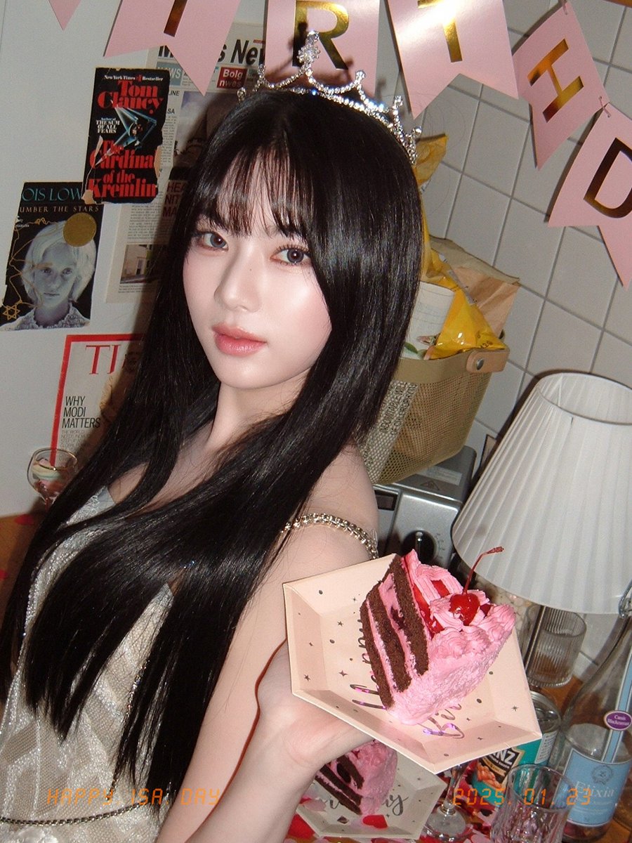 kchartsmaster's tweet photo. Happy 23rd birthday to ISA of STAYC! https://t.co/sR1wylWrxV