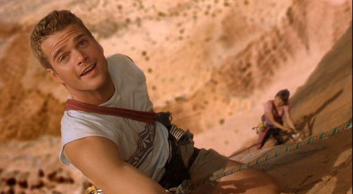 ExtremeFootbal4's tweet photo. @Gibboanxious #VerticalLimit is a fun dumb survival thriller, about a super duper mountain climber (@chrisodonnell) who assembles a team to rescue his sister, because she's gets trapped in a crevice atop K2. https://t.co/NvykYBvh4V