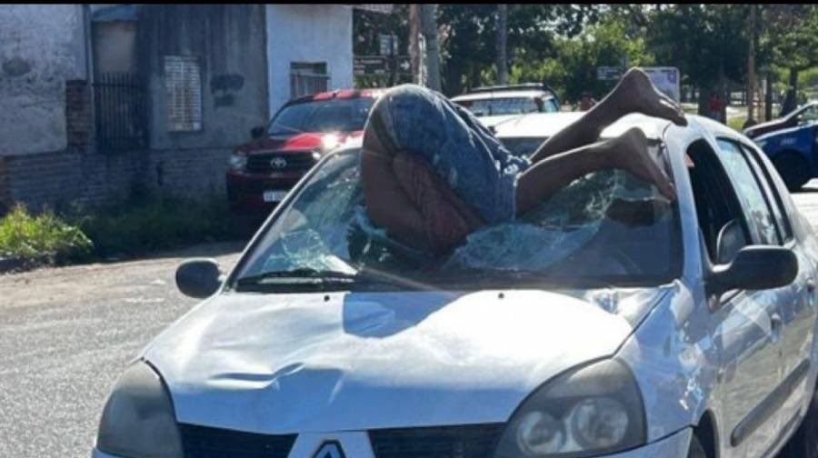 🚨 CHOCÓ Y TERMINÓ INCRUSTADO EN EL PARABRISAS
- Un auto y una bicicleta chocaron en una esquina y el conductor de la bici terminó adentro del vehículo
- Lo sacaron los bomberos
📍 Santa Fe