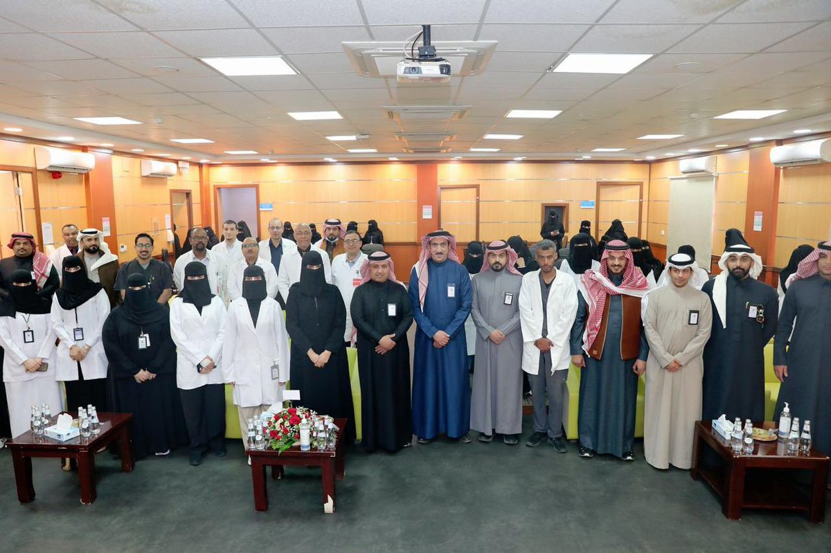 الرئيس التنفيذي لـ #تجمع_الجوف_الصحي 
 يعقد لقاء مفتوح مع منسوبي مستشفى النساء والولادة والاطفال بسكاكا، بهدف تعزيز التواصل مع منسوبي مكونات التجمع والاجابة على استفساراتهم والمساهمة بتحسين جودة الخدمات الصحية المقدمة للمستفيدين.