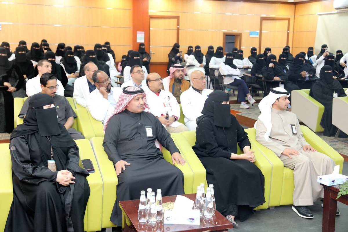 AljoufCluster's tweet photo. الرئيس التنفيذي لـ #تجمع_الجوف_الصحي 
 يعقد لقاء مفتوح مع منسوبي مستشفى النساء والولادة والاطفال بسكاكا، بهدف تعزيز التواصل مع منسوبي مكونات التجمع والاجابة على استفساراتهم والمساهمة بتحسين جودة الخدمات الصحية المقدمة للمستفيدين. https://t.co/vPeW0ytP2M