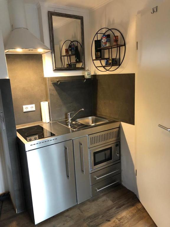 TinyKitchens's tweet image. Check out this stunning #TinyKitchen finished in #stainlesssteel, really giving it that #modern touch!

Check out our website to view more #minikitchens like this!
tinykitchens.co.uk

#tinyhome #smallkitchen #steelkitchen #kitchendesign #kitchenideas #tinykitchens #homeware