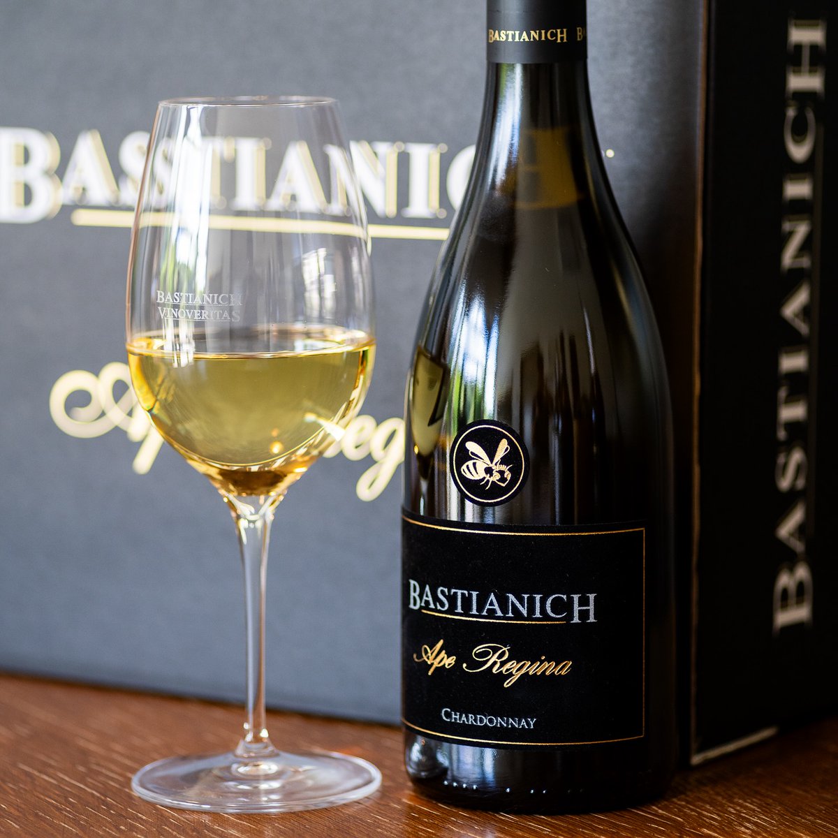 Benvenuta, Ape Regina 

Ape Regina nasce con l’obiettivo di confermare il grande potenziale vitivinicolo del Friuli-Venezia Giulia e con lo scopo di esaltare e valorizzare gli aromi, i sentori e le peculiarità dello Chardonnay.

#bastianich #friuliveneziagiulia #fvg #wine